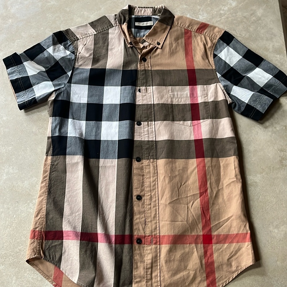 Gently used men’s small Burberry classic short sleeved shirt.
